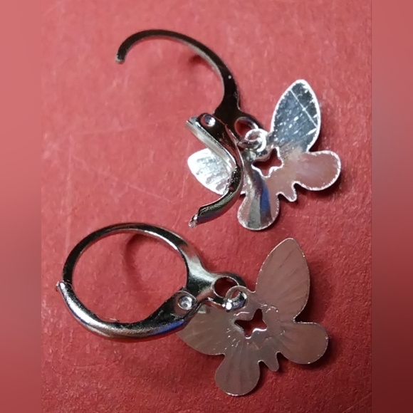 5 pairs of silver tone butterfly pierced earrings - Picture 9 of 14